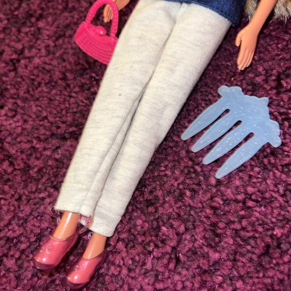 Barbie Doll with blonde hair, NY shirt & sweatpants, purse, necklace & hair comb - Picture 6 of 8
